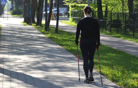 Eina su šiaurietiškomis lazdomis
