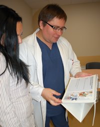 VUL Santariškių klinikų Nefrologijos centro Dializių skyriaus vedėjas med. dr. Laurynas Rimševičius su paciente