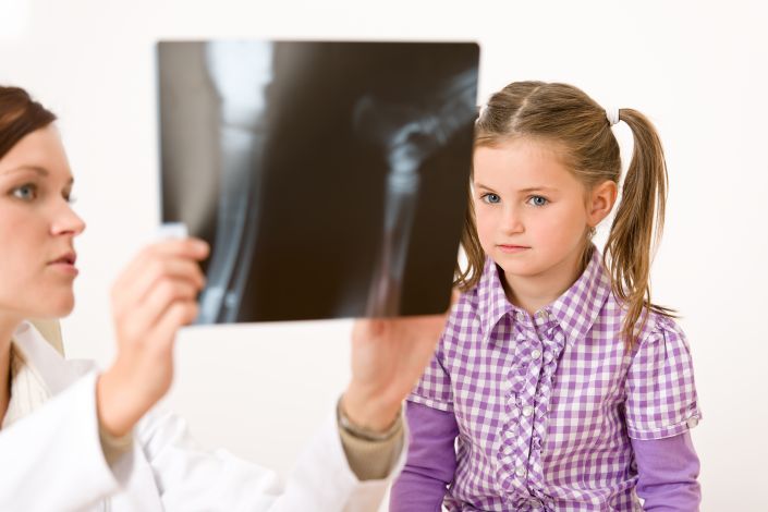 Medikė rodo vaikui rentgenogramą