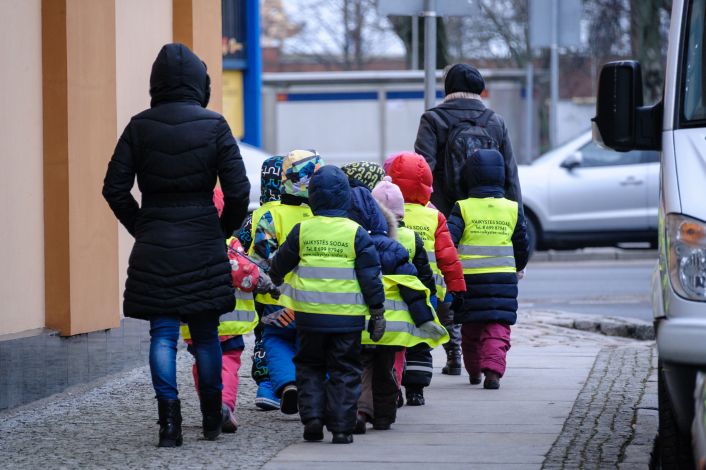 Vaikai su liemenėmis