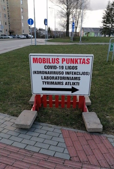 Ženklas nurodantis krypti į tyrimų mobilu punktą 