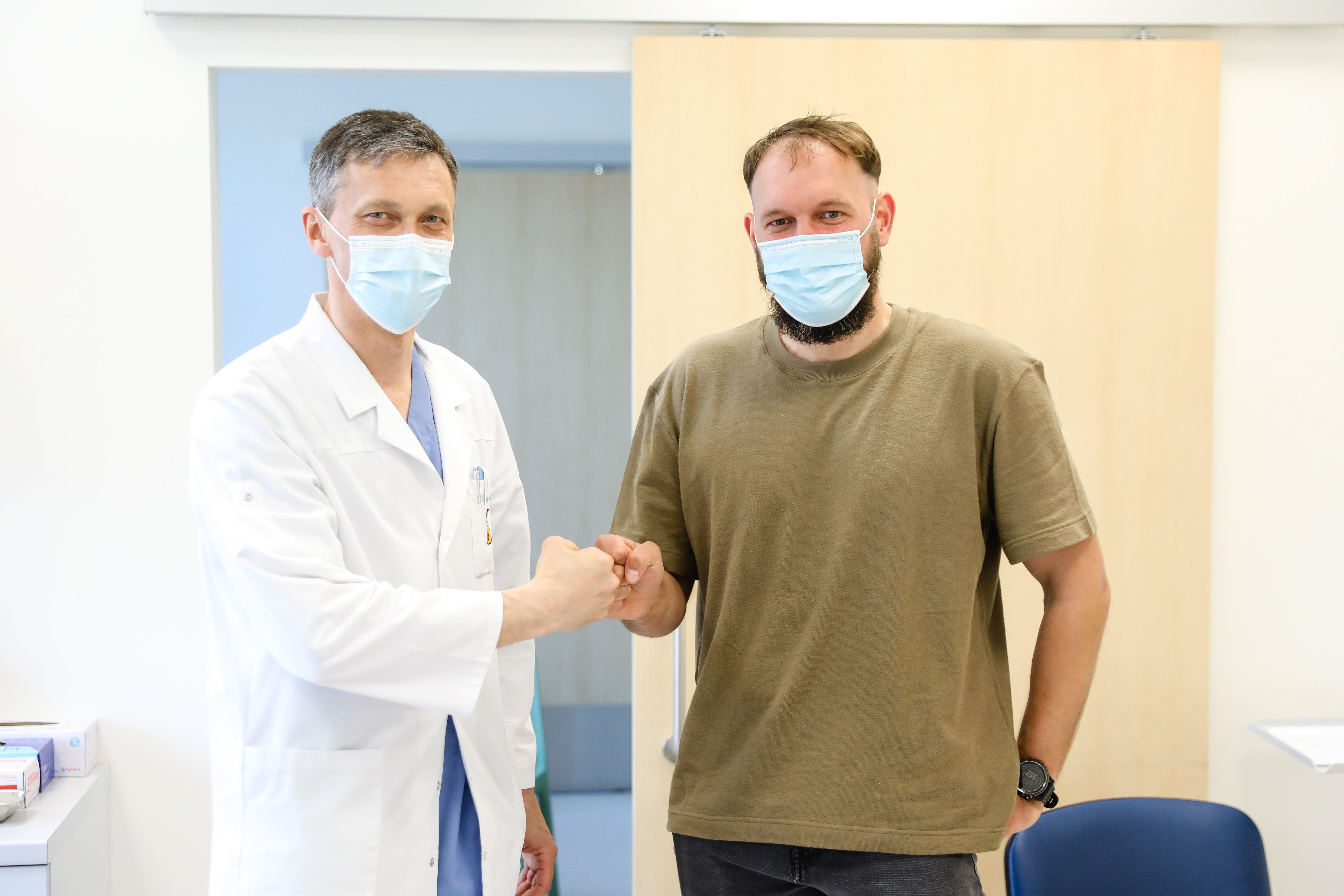 Prof. Rimtautas Gudas su pacientu