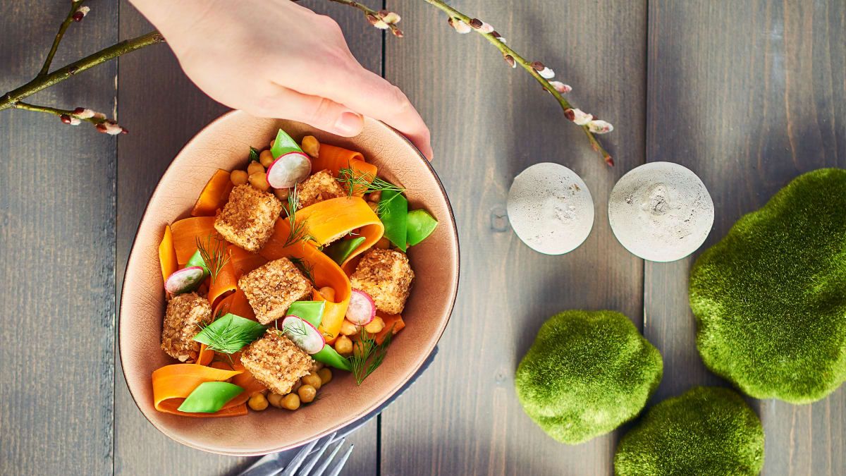 Salotos su keptu tofu, morkomis ir avinžirniais