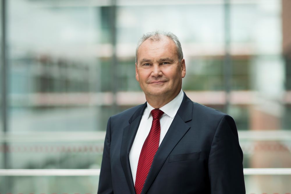 gydytojas odontologas, burnos, veido ir žandikaulių chirurgas prof. habil. dr. Ričardas Kubilius 
