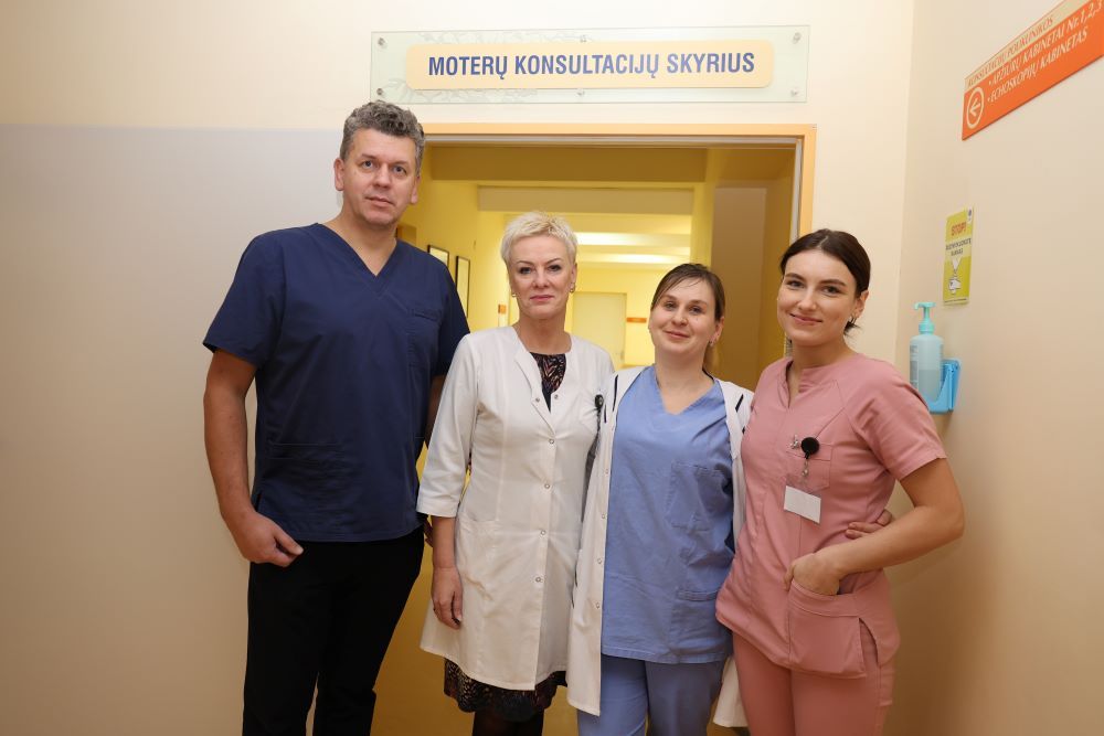 Respublikinės Šiaulių ligoninės akušeriai (iš kairės) Mindaugas Pauliukas, Gražina Puščiuvienė, Aliona Sivakova ir Kamilė Šumbarauskaitė