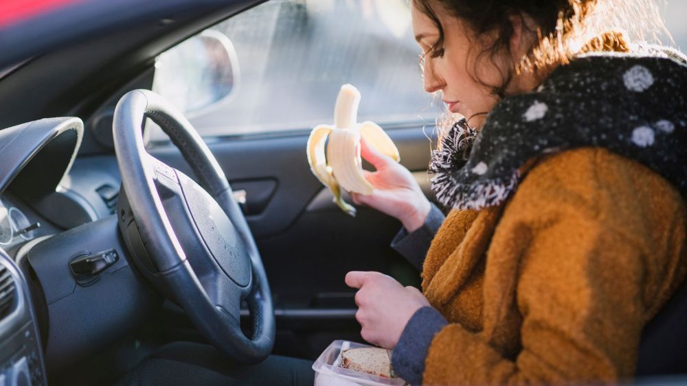 Vairuotoja valgo bananą