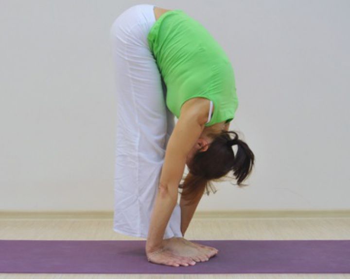 Pasilenkimas žemyn iš stovimos padėties (Uttanasana)