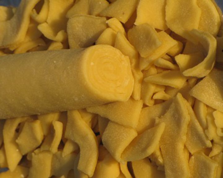 Karvės priešpienio (krekenų) makaronai