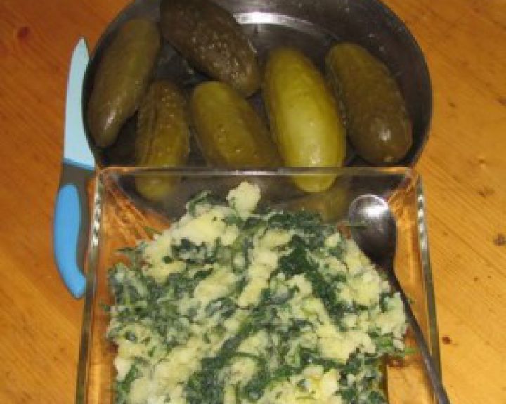 Bulvių košė su raugintais agurkėliais