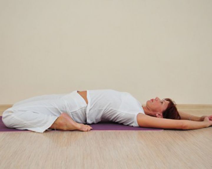 Miegančiojo didvyrio asana (Supta Virasana)