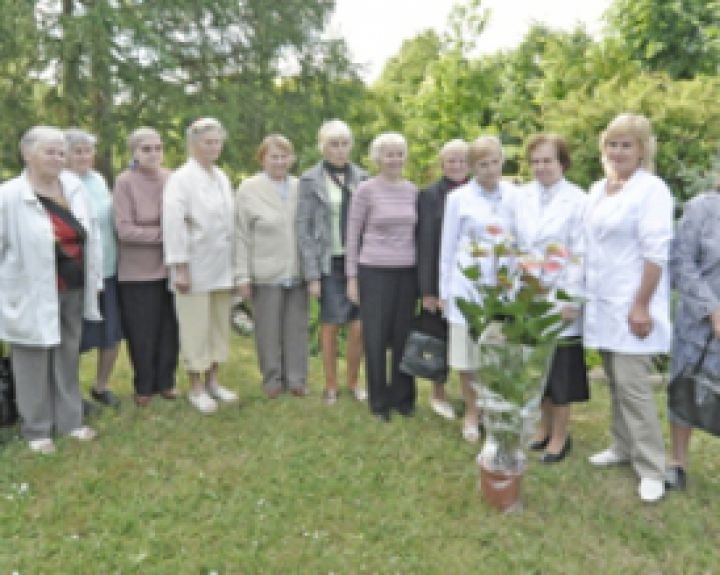Ilgametę gydytoją išlydėjo su ašaromis