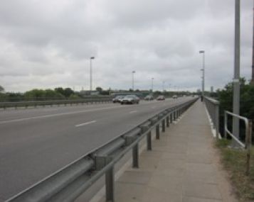 Dalį vairuotojų kamuojančią tiltų baimę išgydyti galima, bet tai užtrunka