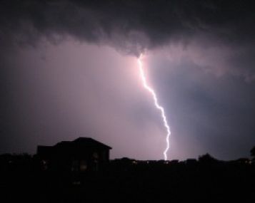 Žaibavimas gali sukelti galvos skausmą 