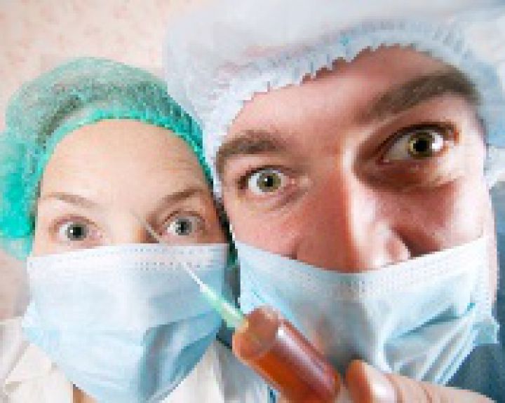 Medikų darbo laiko ir atostogų trukmės suvienodinimas prieštarauja Konstitucijai  