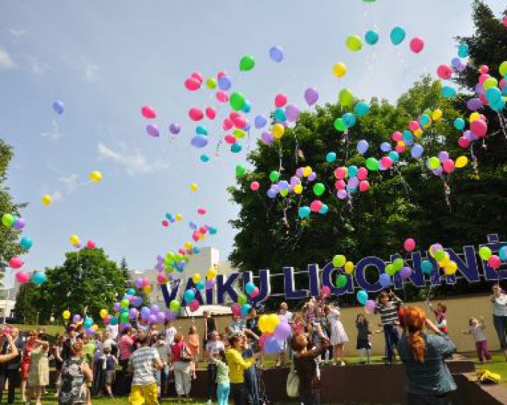 Mažieji ligoniukai į dangų paleido 500 balionų 