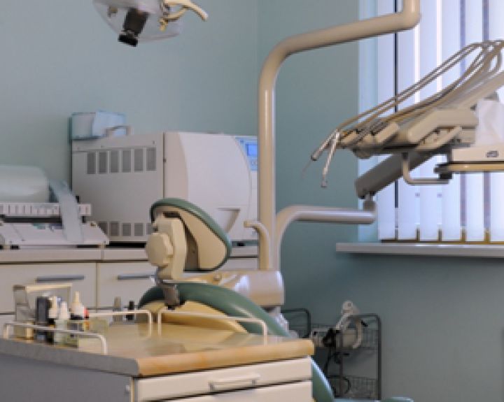 Ko tikėtis iš pirmojo vizito ruošiantis dantų implantacijai? 