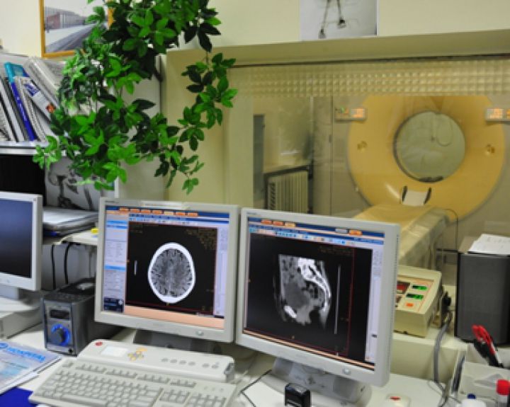 Eilės tirti brangiais medicinos prietaisais dažnai sudaromos dirbtinai