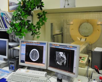 Eilės tirti brangiais medicinos prietaisais dažnai sudaromos dirbtinai