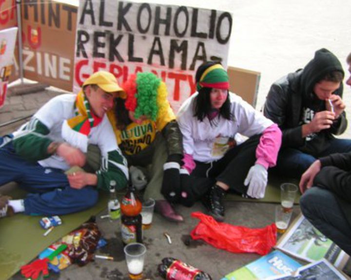 Norintys svaigintis alkoholiu matant vaikams bus siunčiami pas psichiatrą? 