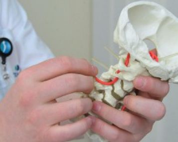 Po spinalinės nejautros – skausmai injekcijos vietoje