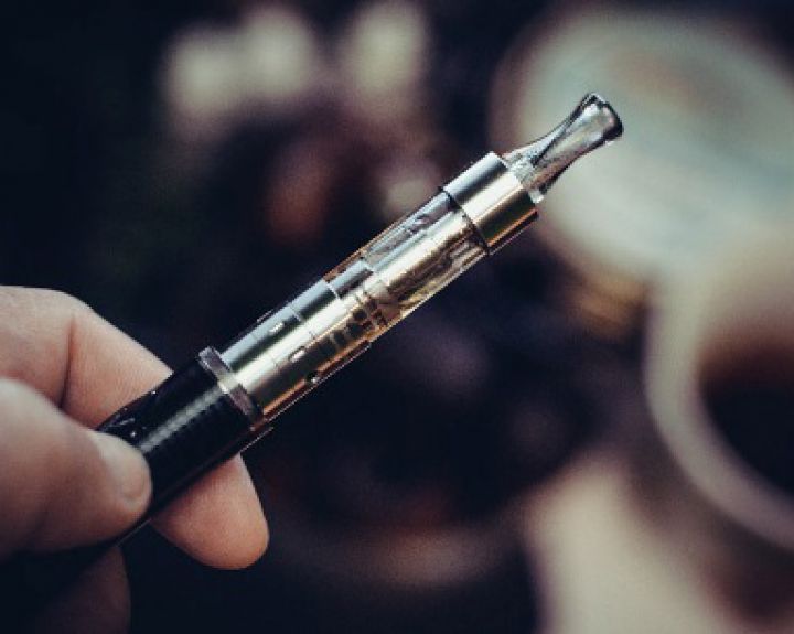 Seimas svarstys siūlymą uždrausti nepilnamečiams parduoti elektronines cigaretes 