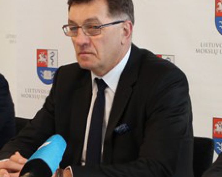 Premjeras A. Butkevičius atidengė skulptūrą akademikui A. J. Marcinkevičiui