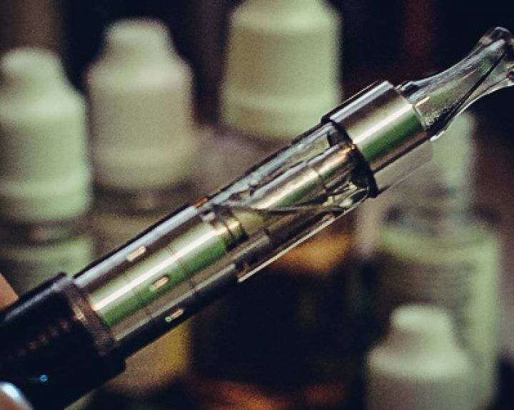 Nepilnamečiai nebegalės įsigyti elektroninių cigarečių