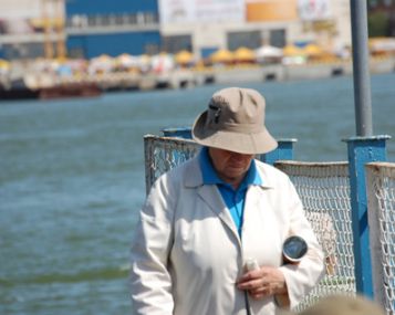 Kokia išmoka priklauso senam neįgaliam žmogui, kurį reikia slaugyti?
