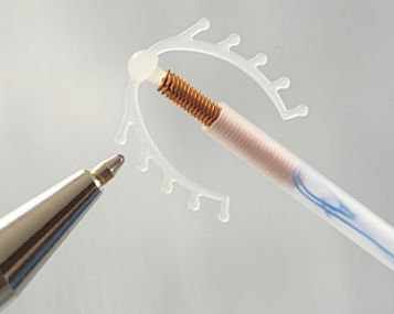 Apie juodą katę, agurkų valgymą ir hormoninės spiralės „pavojus“