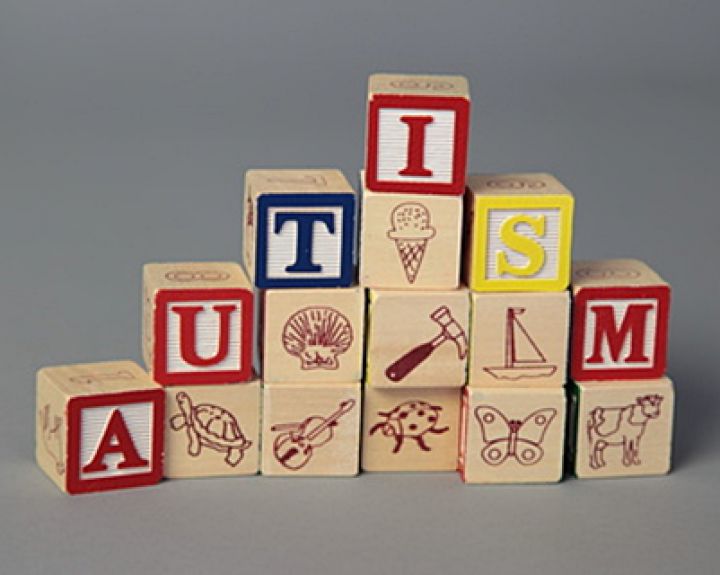 Švelnesni autizmo simptomai mergaitėms dažnai reiškia vėlesnę diagnozę