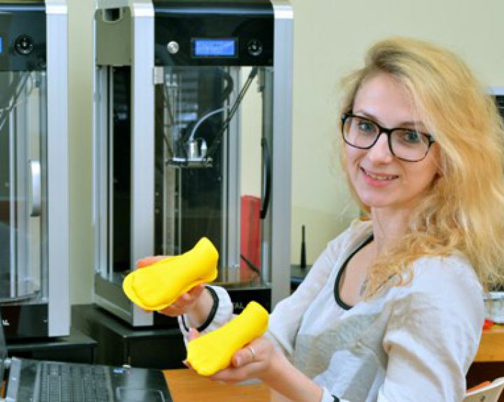 Studentė 3D spausdintuvu spausdins ortopedinių problemų sprendimus