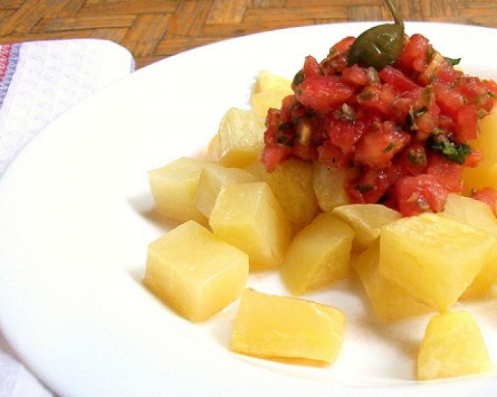 Orkaitėje keptos bulvės su pomidorų ir kaparėlių padažu