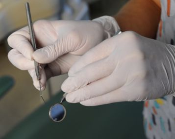 Amalgaminės plombos: kodėl liečiant jas metalu sugelia?