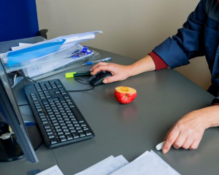 5 gydytojos patarimai dirbantiems sėdimą darbą