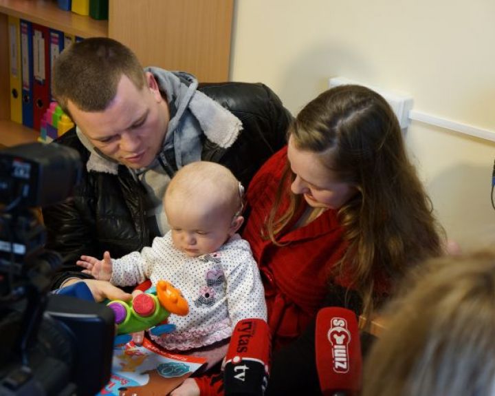 Jauniausia pacientė Lietuvoje jau girdi abiem ausimis