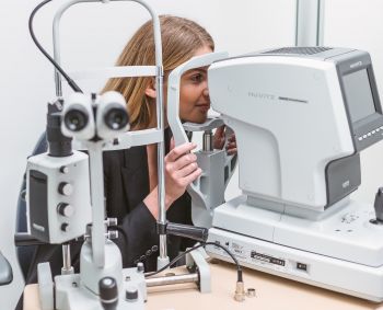 Lietuvos gyventojų tyrimas: kas antras nešioja akinius, bet regą tikrinasi per retai
