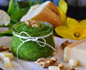 Netradicinio pesto padažo receptai: atsargas žiemai kaupkite pavasarį   