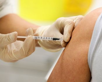 Lietuvoje COVID-19 vakcina pradėti skiepyti medikai
