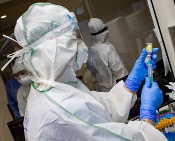 Teigiamą greitojo testo rezultatą turi patvirtinti PGR testas koronavirusui nustatyti   