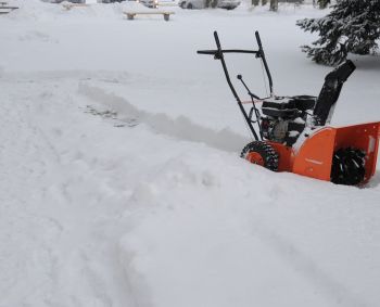 Ekspertai atsako, kodėl sniegą svarbu nusikasti iškart po pūgos