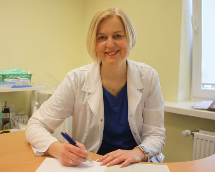 Vasarą labiausiai slepiamą ligą išduoda alkūnės: papasakojo, kodėl nebereikės ilgarankovių marškinių