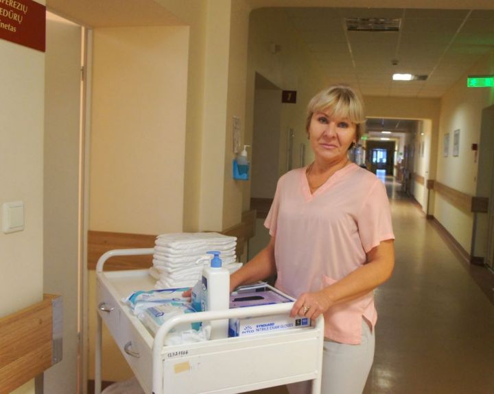 Ukrainos karo pabėgėlė akušerė Maryna patenkinta slaugytojos padėjėjos darbu 
