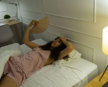 Kaip gerai išsimiegoti per karščius: praktiškos gudrybės ir kokybiški miego palydovai