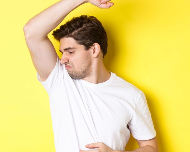 Varginantis prakaitavimas: kada reikalingas dezodorantas, o kada – antiperspirantas?