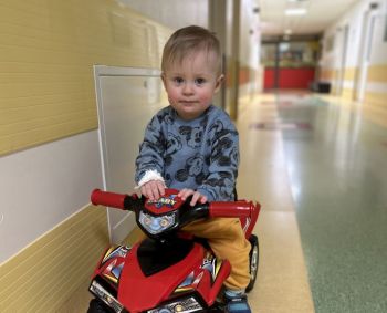 Akies vėžiu susirgusio 1,5 m. Adomo mama: „Norėčiau pabusti iš šio baisaus sapno“