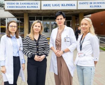 Reta akių liga sirgusi pacientė vėl mato pasaulį