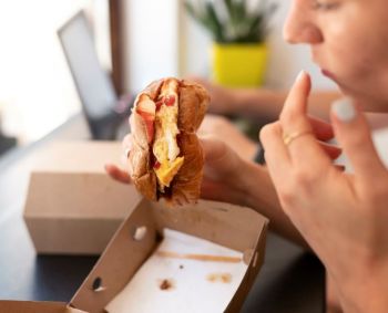 Nuo kasdienio persivalgymo iki valgymo sutrikimų: kaip laiku atpažinti pavojų
