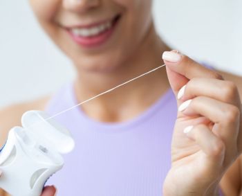 Odontologė: pirmiausia naudojame tarpdančių siūlą, o tik tada šepetėlį