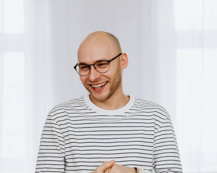 Plaukų transplantacija – kraštutinė priemonė? Gydytojas paaiškina, kada verta ją rinktis