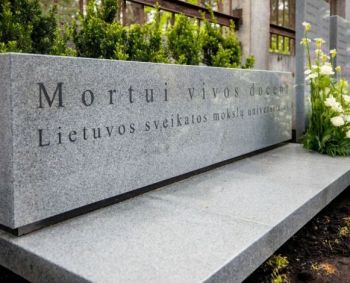 Iškilmingai palaidoti kūnus mokslui paaukojusių žmonių palaikai